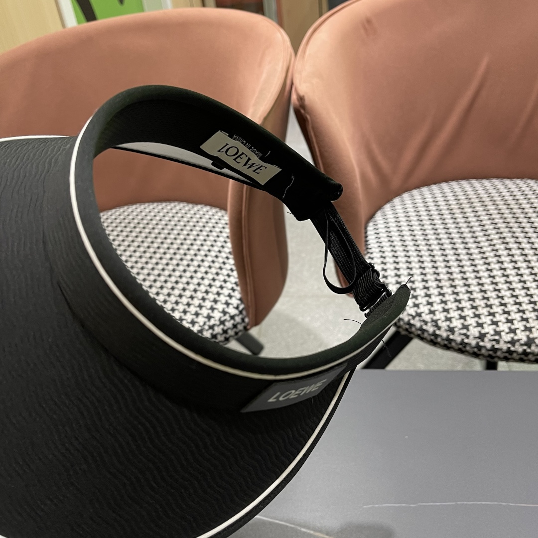 罗意威LOEWE新款空顶帽,夏天的你需要一顶与众不同的帽子去眼压群芳，这款气质空顶帽就很适合！