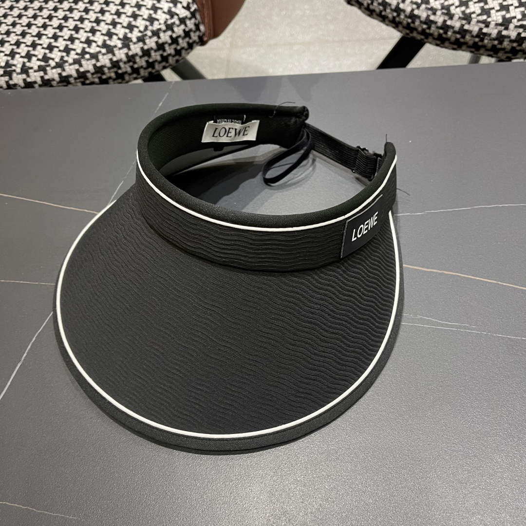 罗意威LOEWE新款空顶帽,夏天的你需要一顶与众不同的帽子去眼压群芳，这款气质空顶帽就很适合！