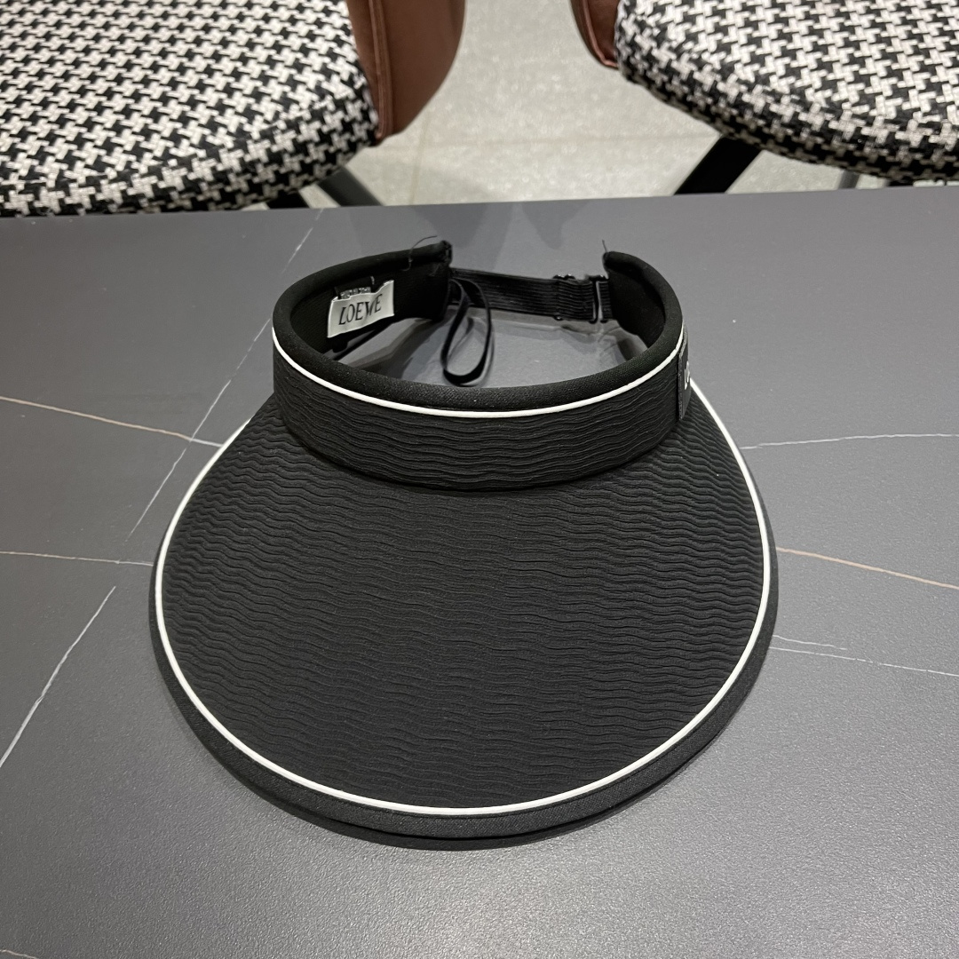 罗意威LOEWE新款空顶帽,夏天的你需要一顶与众不同的帽子去眼压群芳，这款气质空顶帽就很适合！