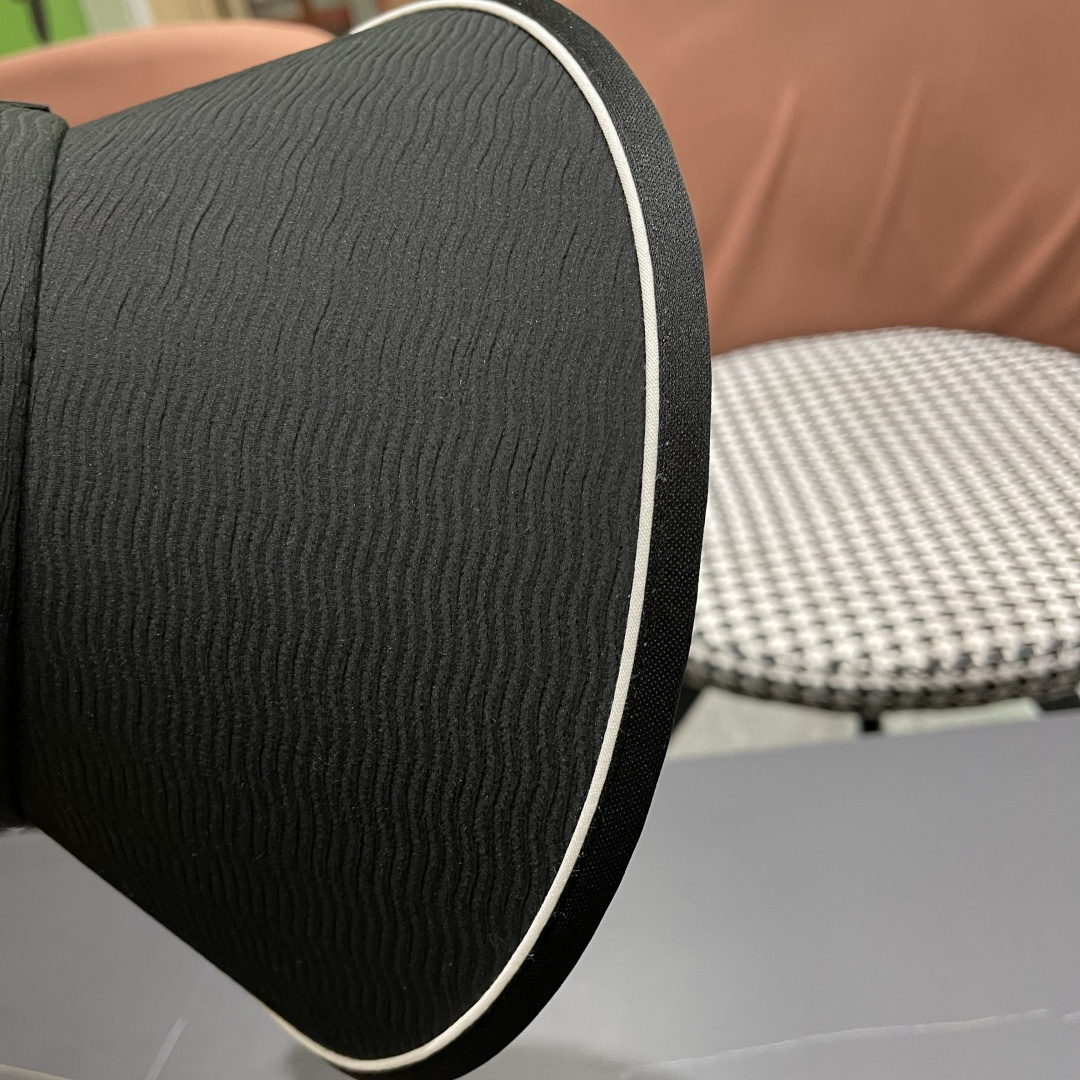 罗意威LOEWE新款空顶帽,夏天的你需要一顶与众不同的帽子去眼压群芳，这款气质空顶帽就很适合！