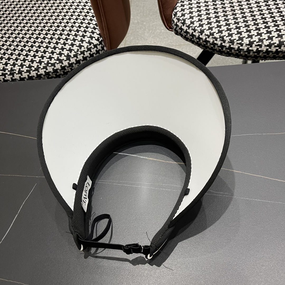 罗意威LOEWE新款空顶帽,夏天的你需要一顶与众不同的帽子去眼压群芳，这款气质空顶帽就很适合！