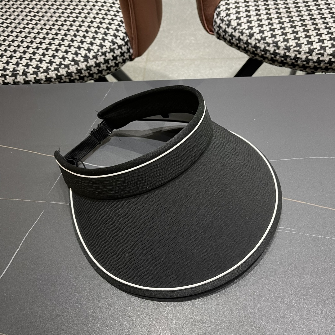 罗意威LOEWE新款空顶帽,夏天的你需要一顶与众不同的帽子去眼压群芳，这款气质空顶帽就很适合！