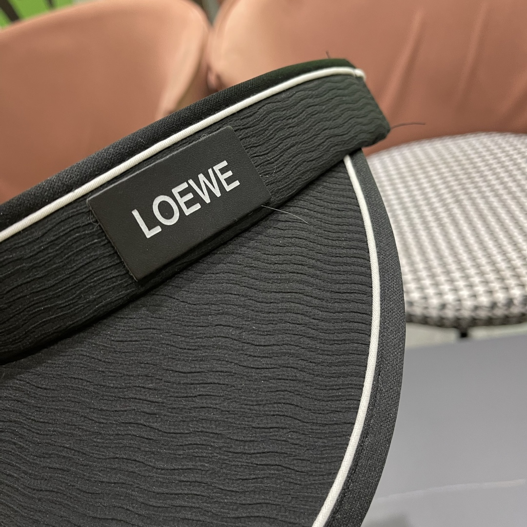 罗意威LOEWE新款空顶帽,夏天的你需要一顶与众不同的帽子去眼压群芳，这款气质空顶帽就很适合！