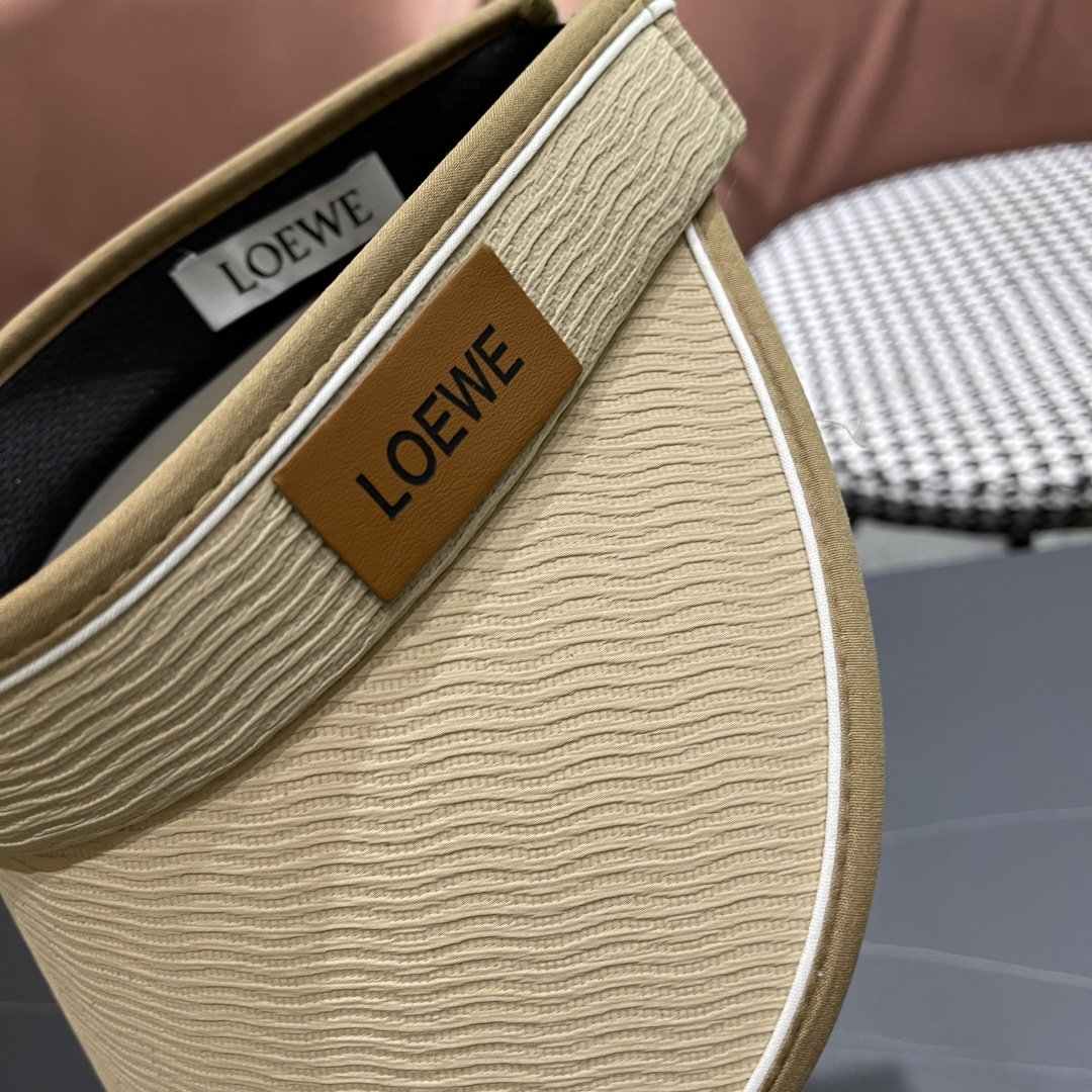 罗意威LOEWE新款空顶帽,夏天的你需要一顶与众不同的帽子去眼压群芳，这款气质空顶帽就很适合！