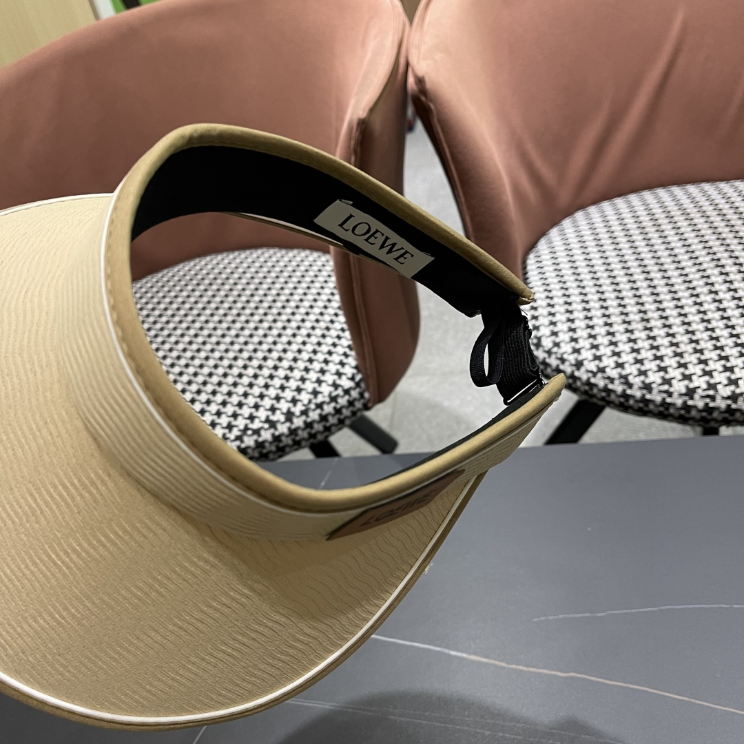 罗意威LOEWE新款空顶帽,夏天的你需要一顶与众不同的帽子去眼压群芳，这款气质空顶帽就很适合！