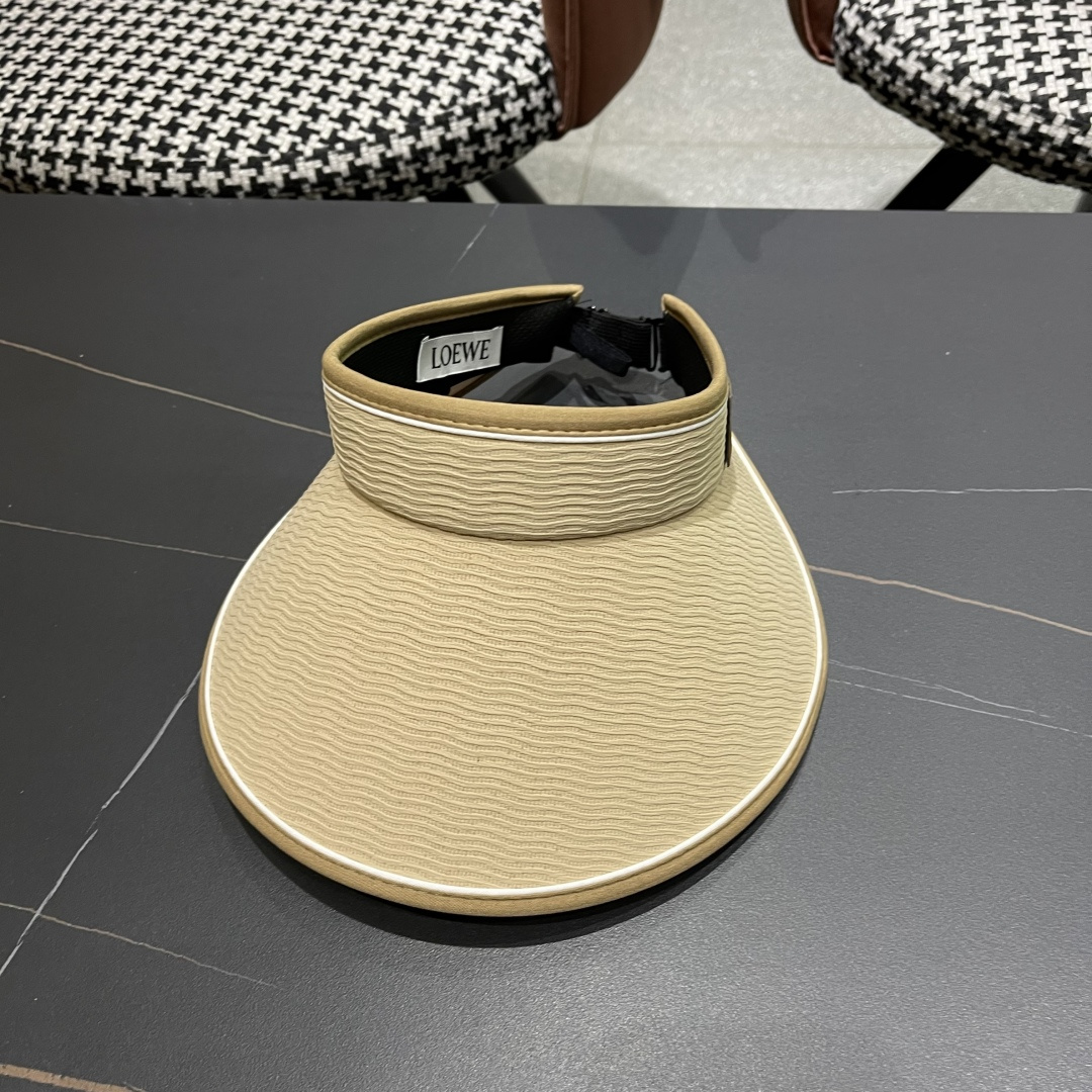 罗意威LOEWE新款空顶帽,夏天的你需要一顶与众不同的帽子去眼压群芳，这款气质空顶帽就很适合！