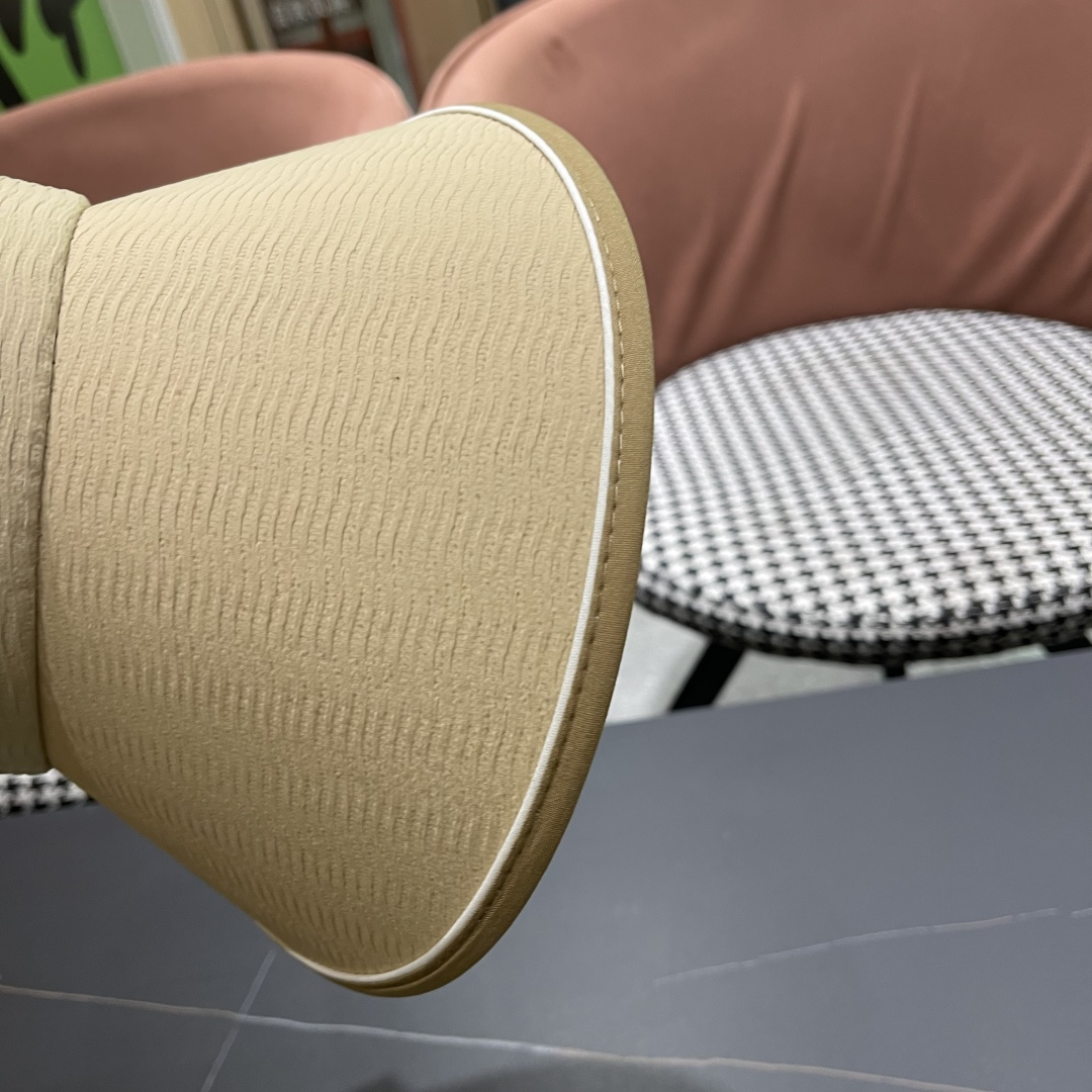 罗意威LOEWE新款空顶帽,夏天的你需要一顶与众不同的帽子去眼压群芳，这款气质空顶帽就很适合！