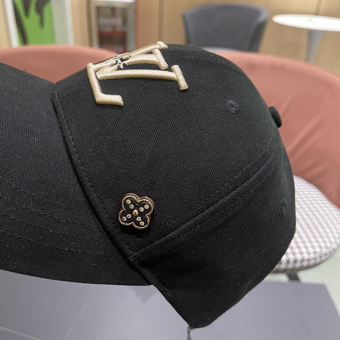  LV路易威登新款棒球帽风街头风十足
更符合现在时尚小哥哥小姐姐的style，