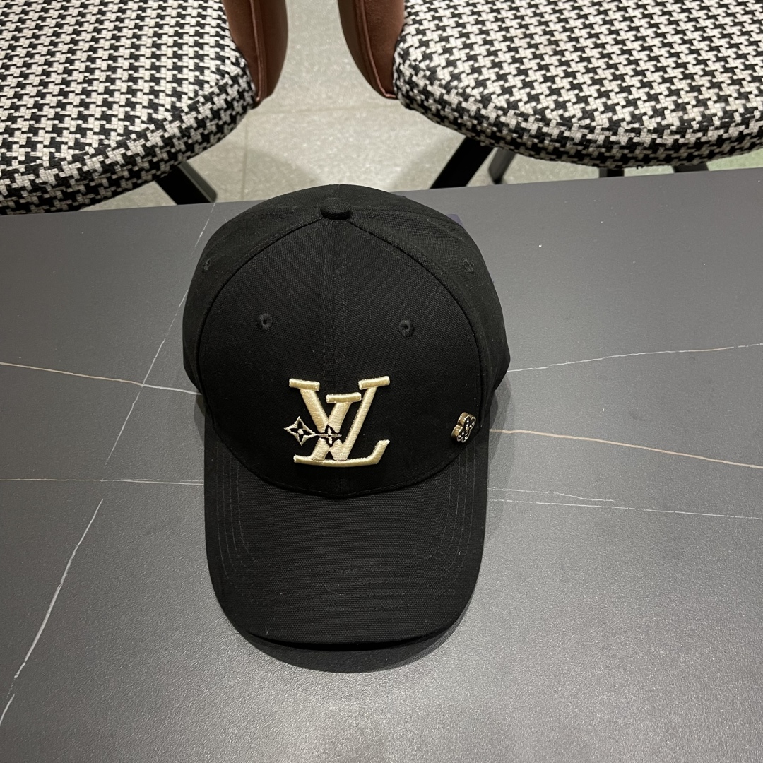  LV路易威登新款棒球帽风街头风十足
更符合现在时尚小哥哥小姐姐的style，