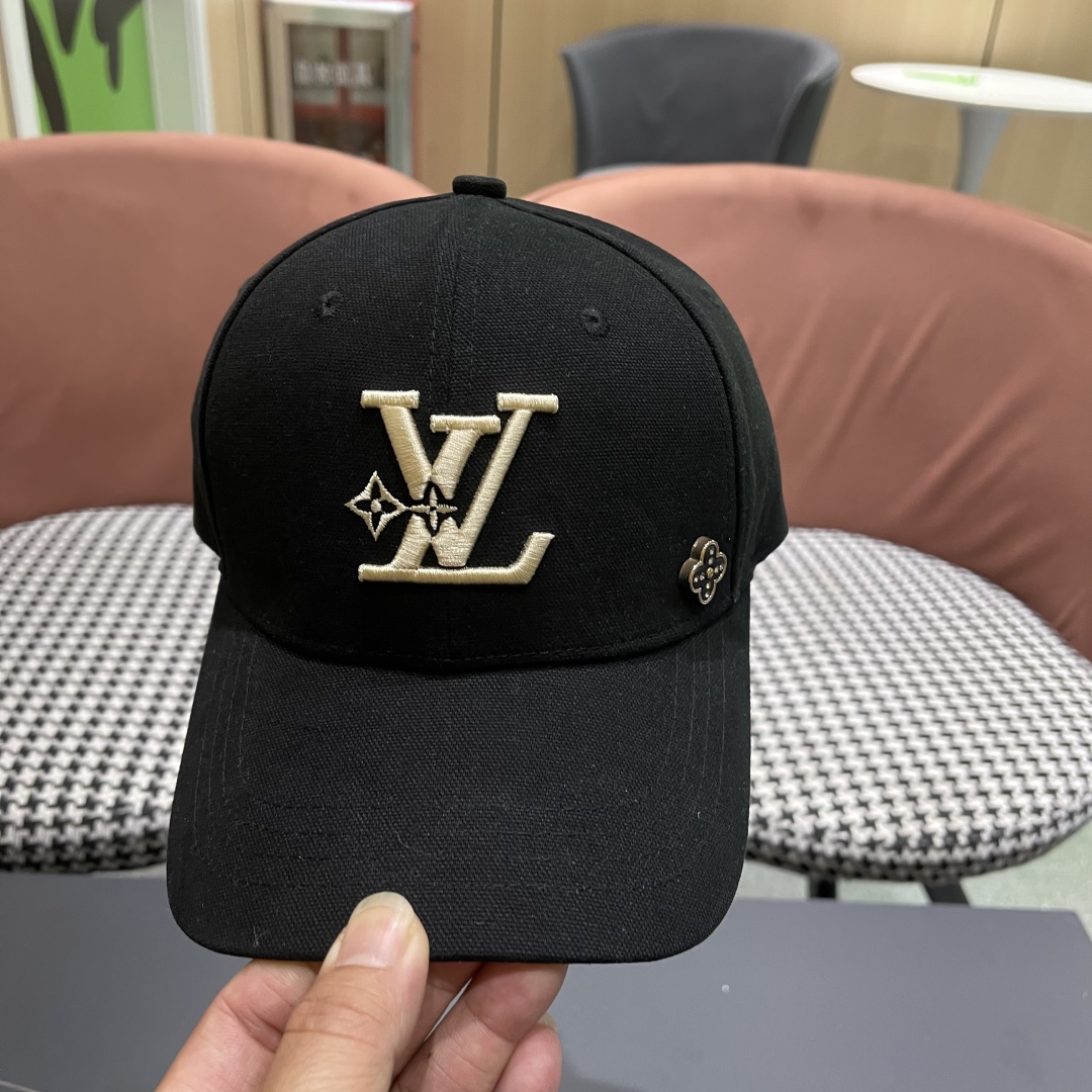  LV路易威登新款棒球帽风街头风十足
更符合现在时尚小哥哥小姐姐的style，
