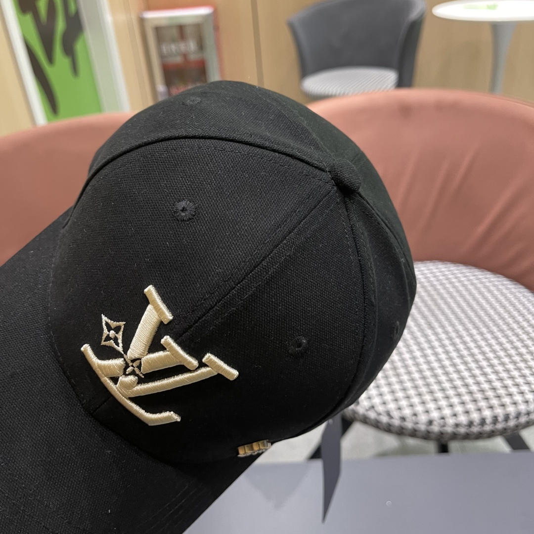  LV路易威登新款棒球帽风街头风十足
更符合现在时尚小哥哥小姐姐的style，