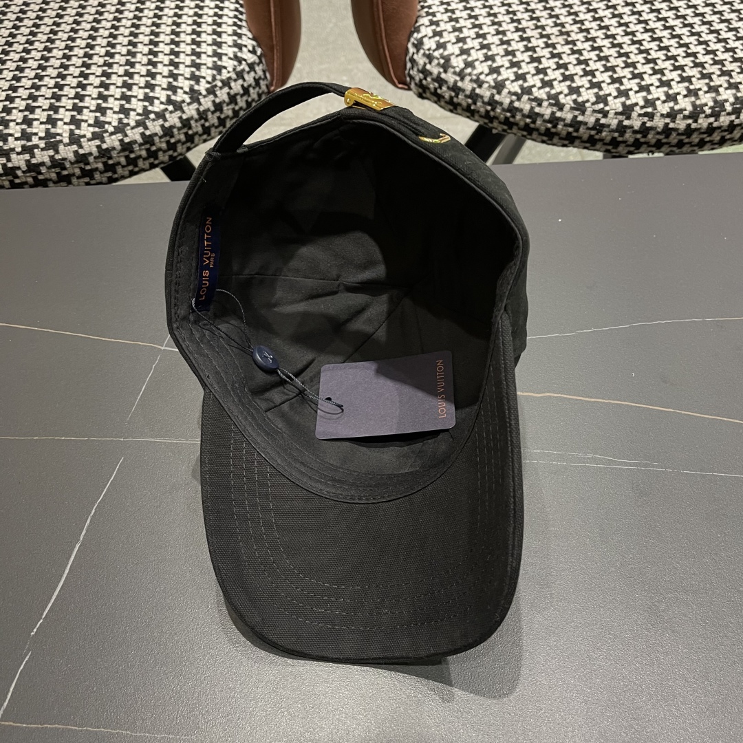  LV路易威登新款棒球帽风街头风十足
更符合现在时尚小哥哥小姐姐的style，