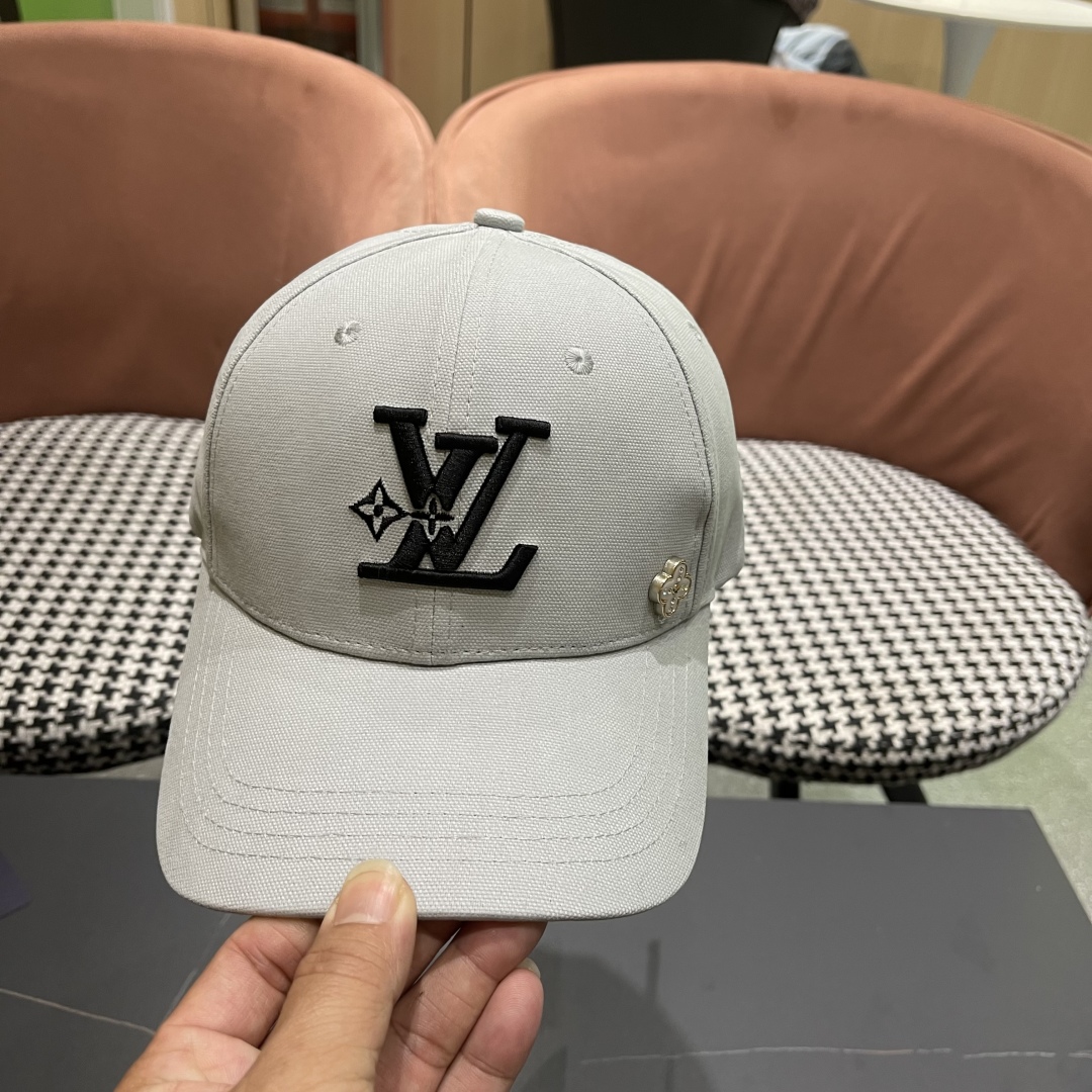  LV路易威登新款棒球帽风街头风十足
更符合现在时尚小哥哥小姐姐的style，