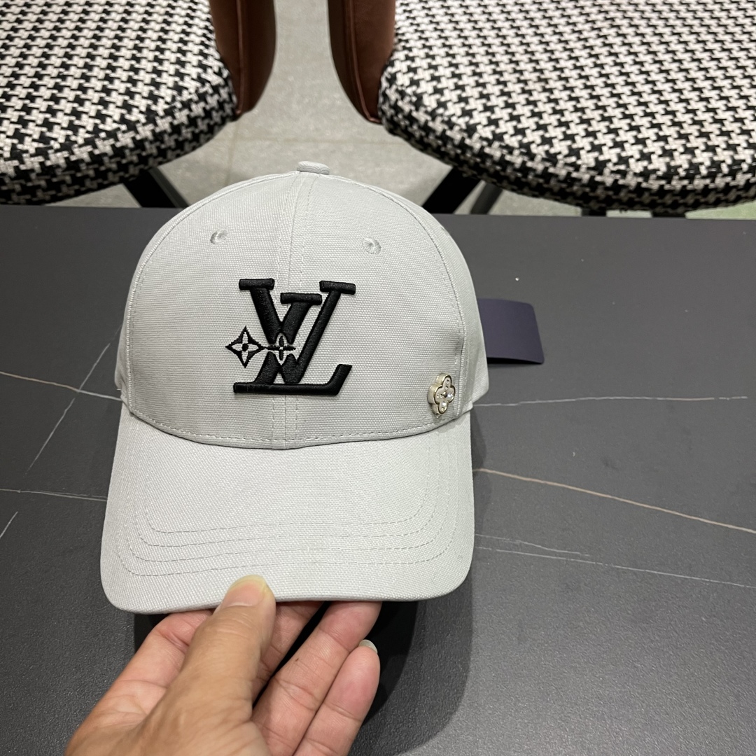  LV路易威登新款棒球帽风街头风十足
更符合现在时尚小哥哥小姐姐的style，