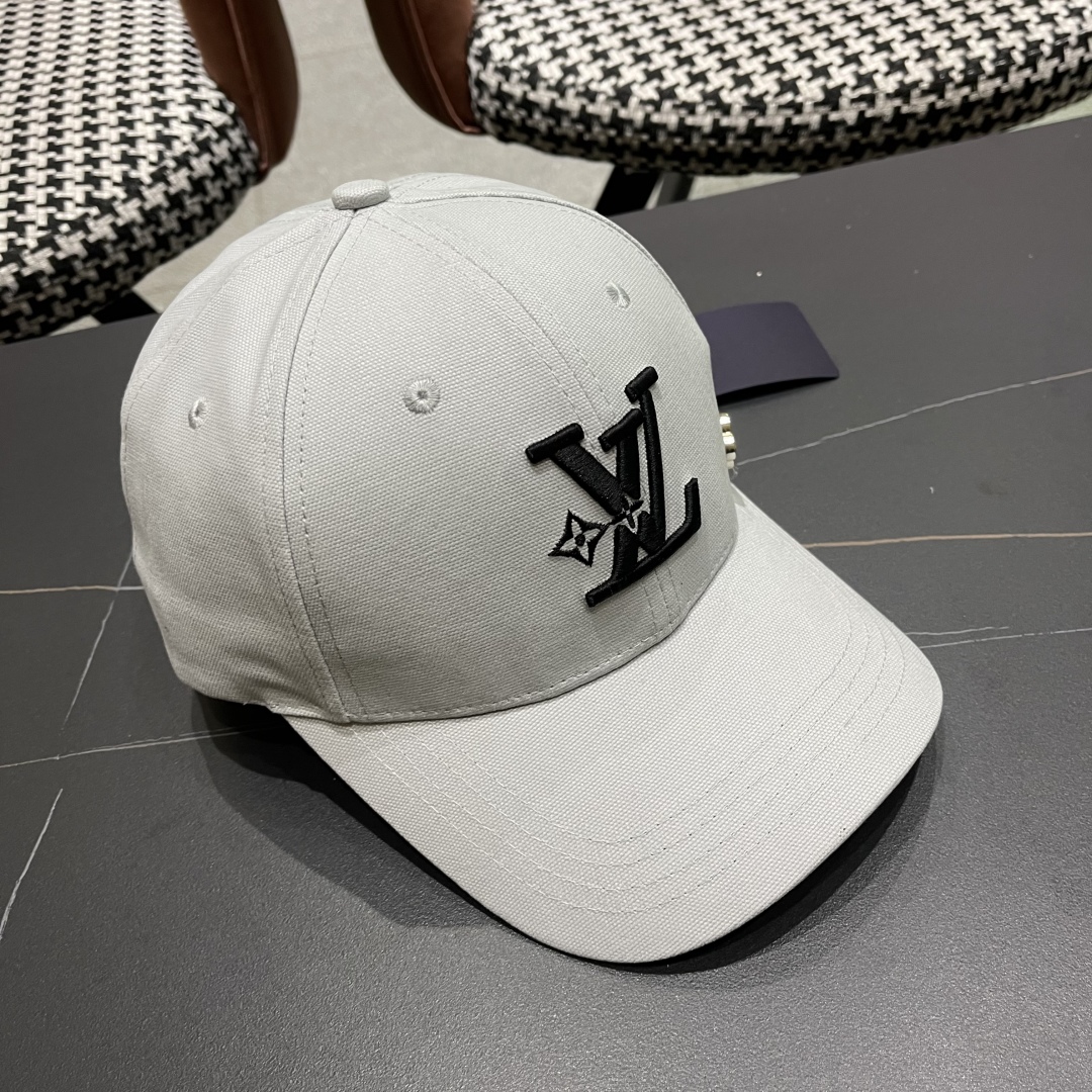 LV路易威登新款棒球帽风街头风十足
更符合现在时尚小哥哥小姐姐的style，