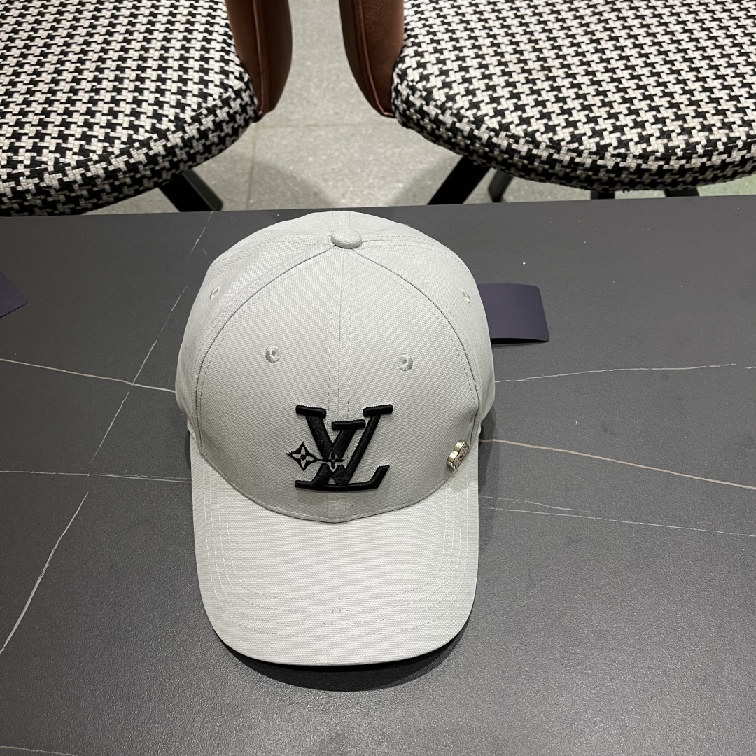  LV路易威登新款棒球帽风街头风十足
更符合现在时尚小哥哥小姐姐的style，