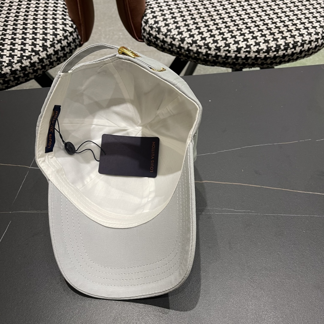  LV路易威登新款棒球帽风街头风十足
更符合现在时尚小哥哥小姐姐的style，