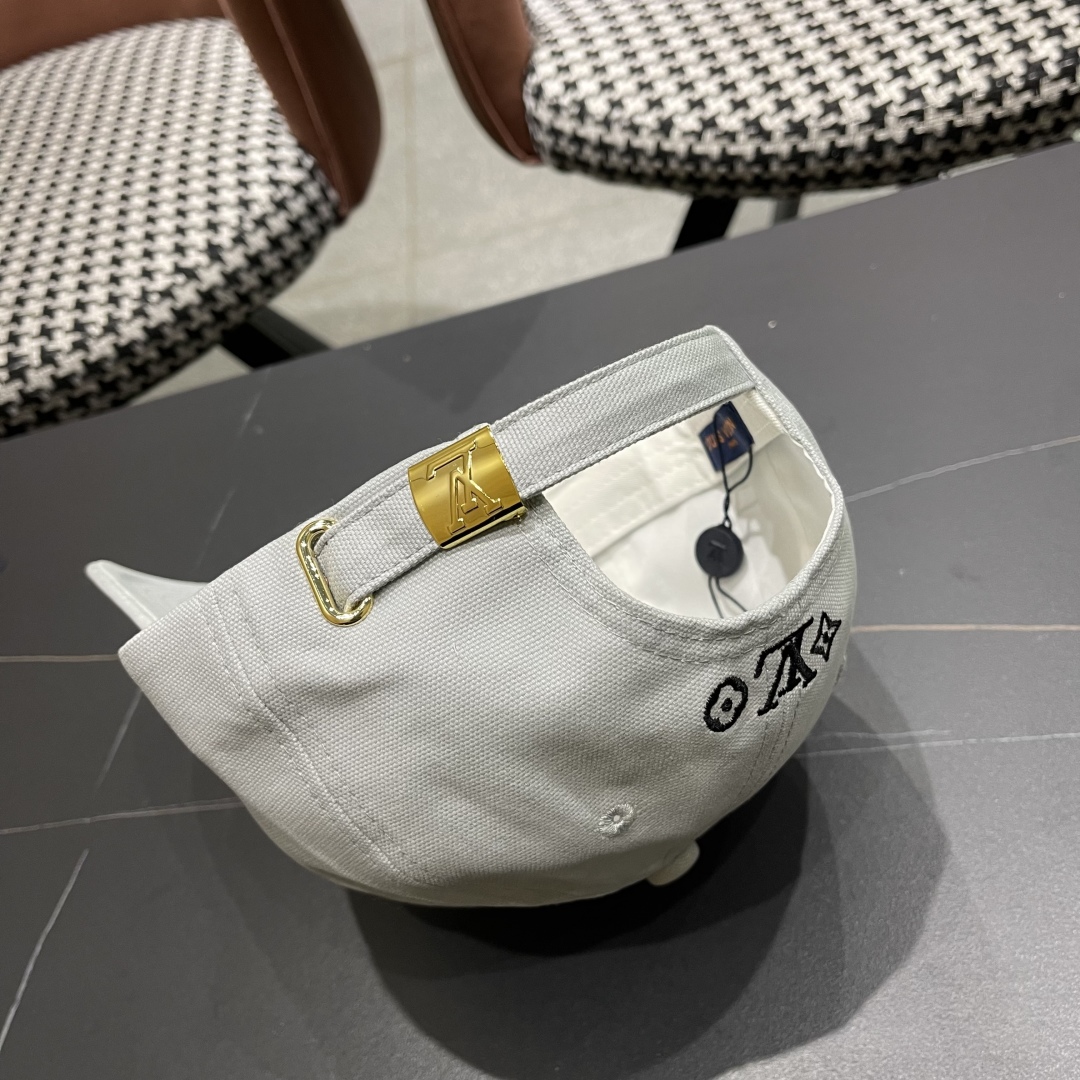  LV路易威登新款棒球帽风街头风十足
更符合现在时尚小哥哥小姐姐的style，