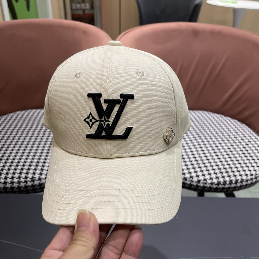  LV路易威登新款棒球帽风街头风十足
更符合现在时尚小哥哥小姐姐的style，
