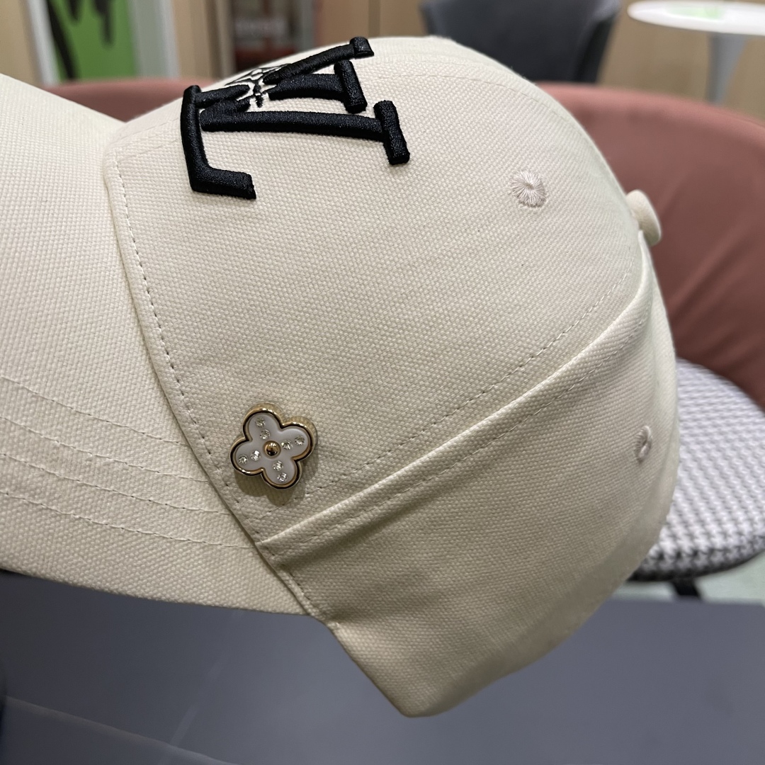  LV路易威登新款棒球帽风街头风十足
更符合现在时尚小哥哥小姐姐的style，