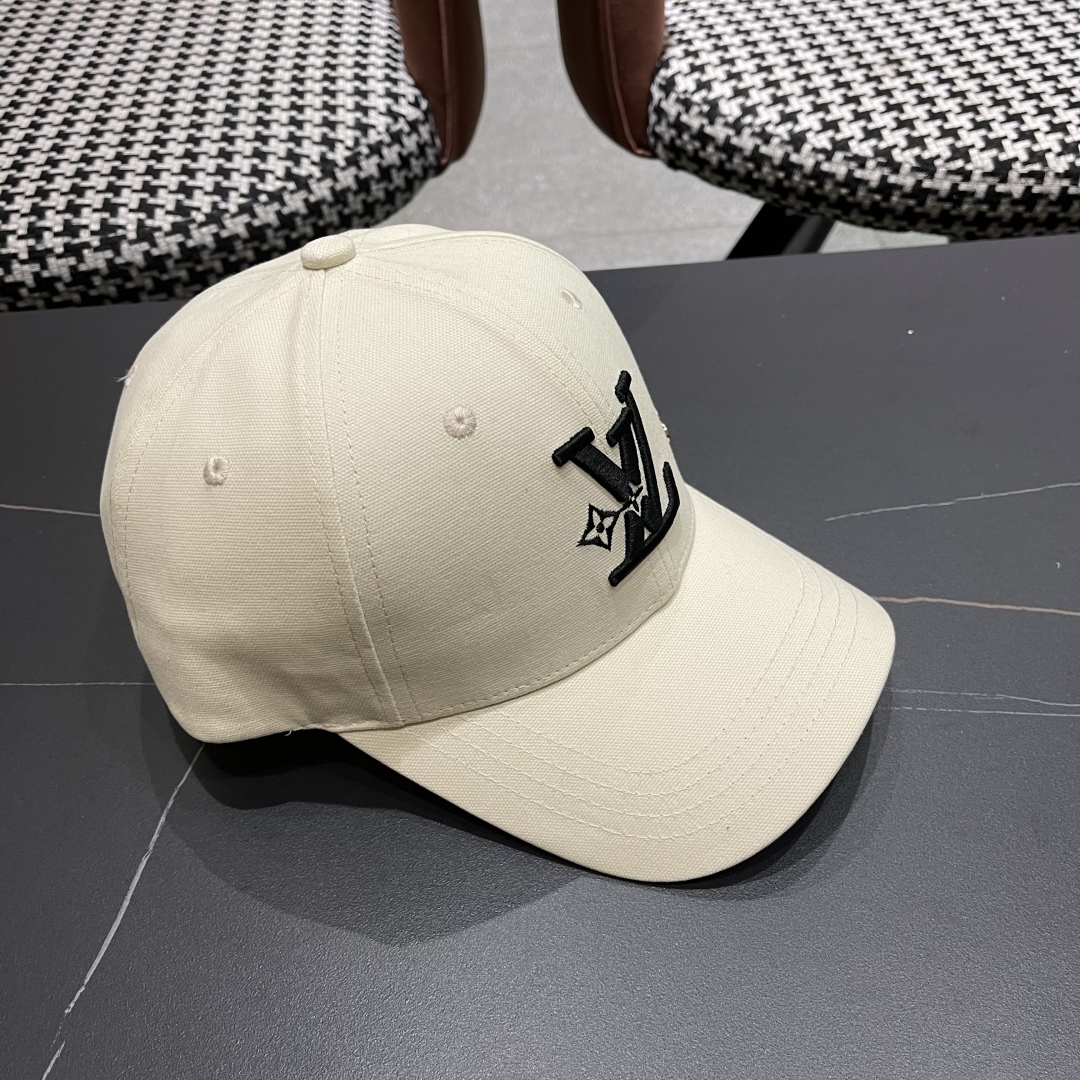  LV路易威登新款棒球帽风街头风十足
更符合现在时尚小哥哥小姐姐的style，