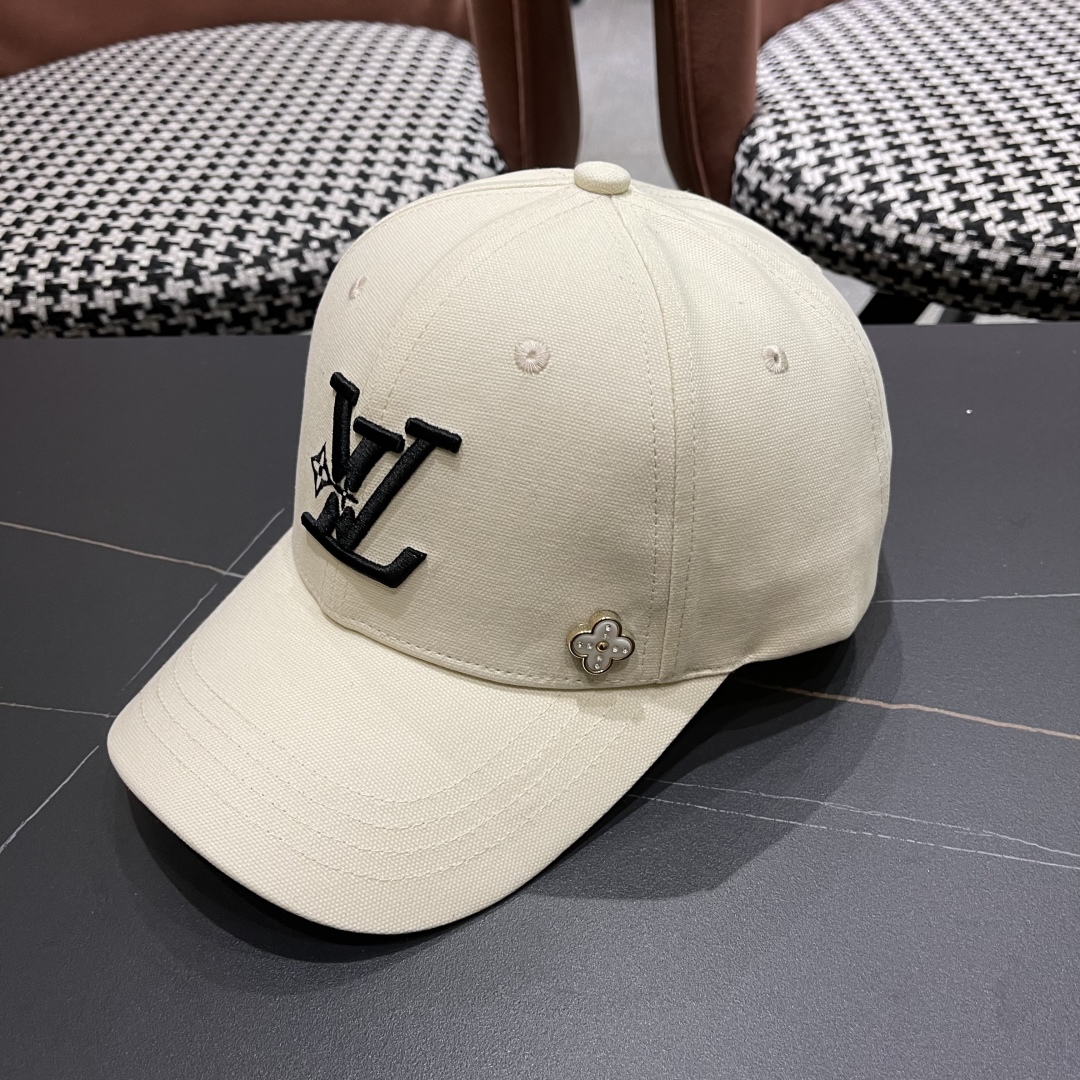 LV路易威登新款棒球帽风街头风十足
更符合现在时尚小哥哥小姐姐的style，