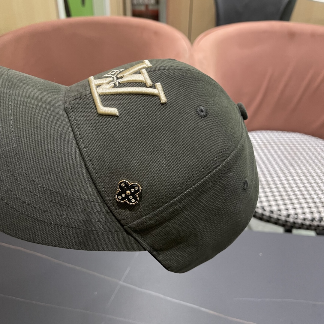  LV路易威登新款棒球帽风街头风十足
更符合现在时尚小哥哥小姐姐的style，