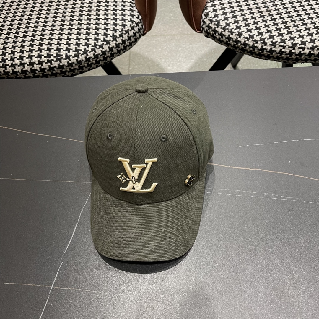  LV路易威登新款棒球帽风街头风十足
更符合现在时尚小哥哥小姐姐的style，