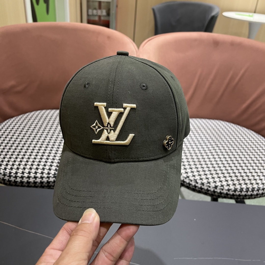  LV路易威登新款棒球帽风街头风十足
更符合现在时尚小哥哥小姐姐的style，