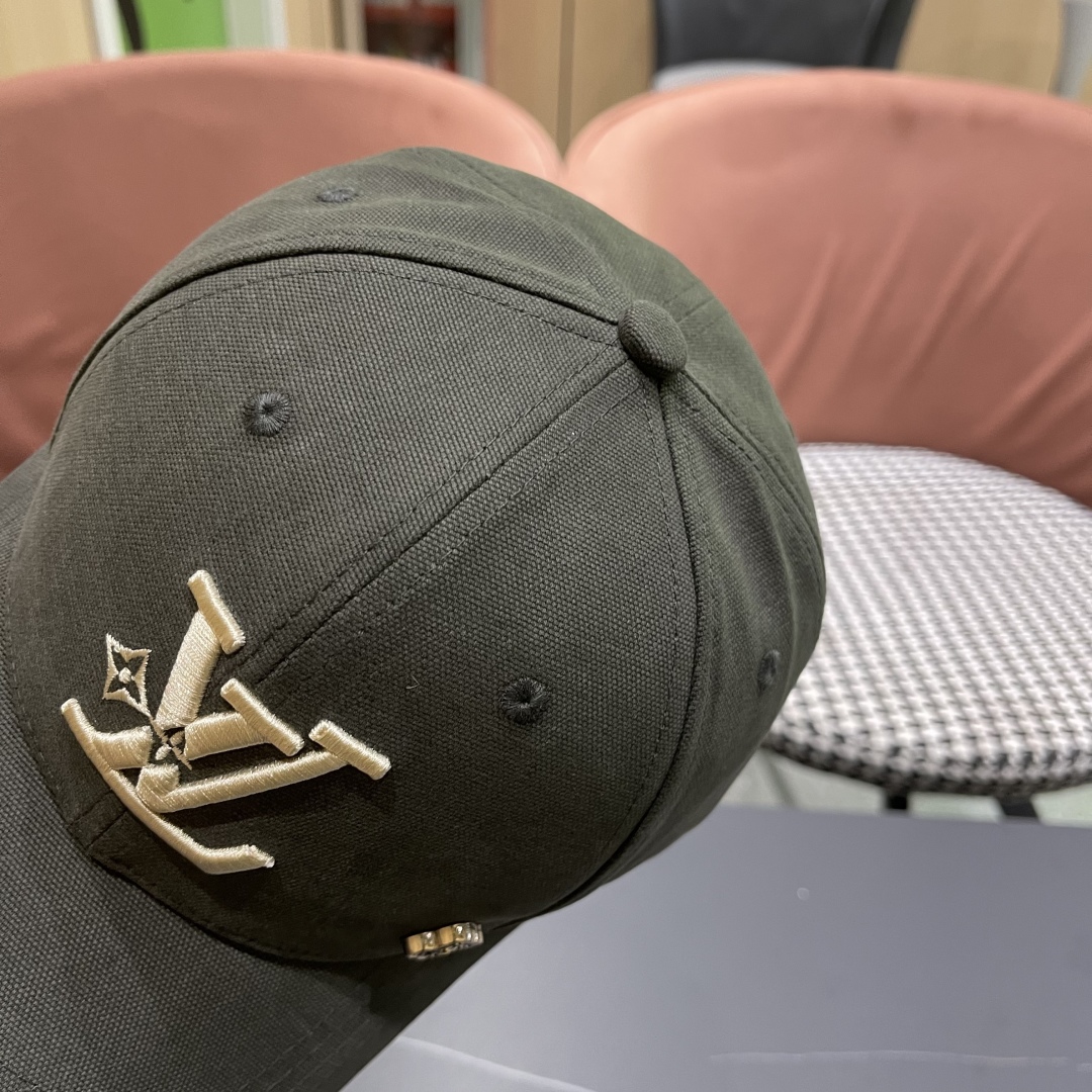  LV路易威登新款棒球帽风街头风十足
更符合现在时尚小哥哥小姐姐的style，