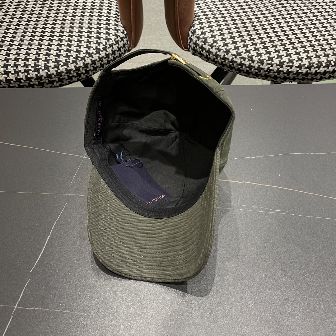  LV路易威登新款棒球帽风街头风十足
更符合现在时尚小哥哥小姐姐的style，