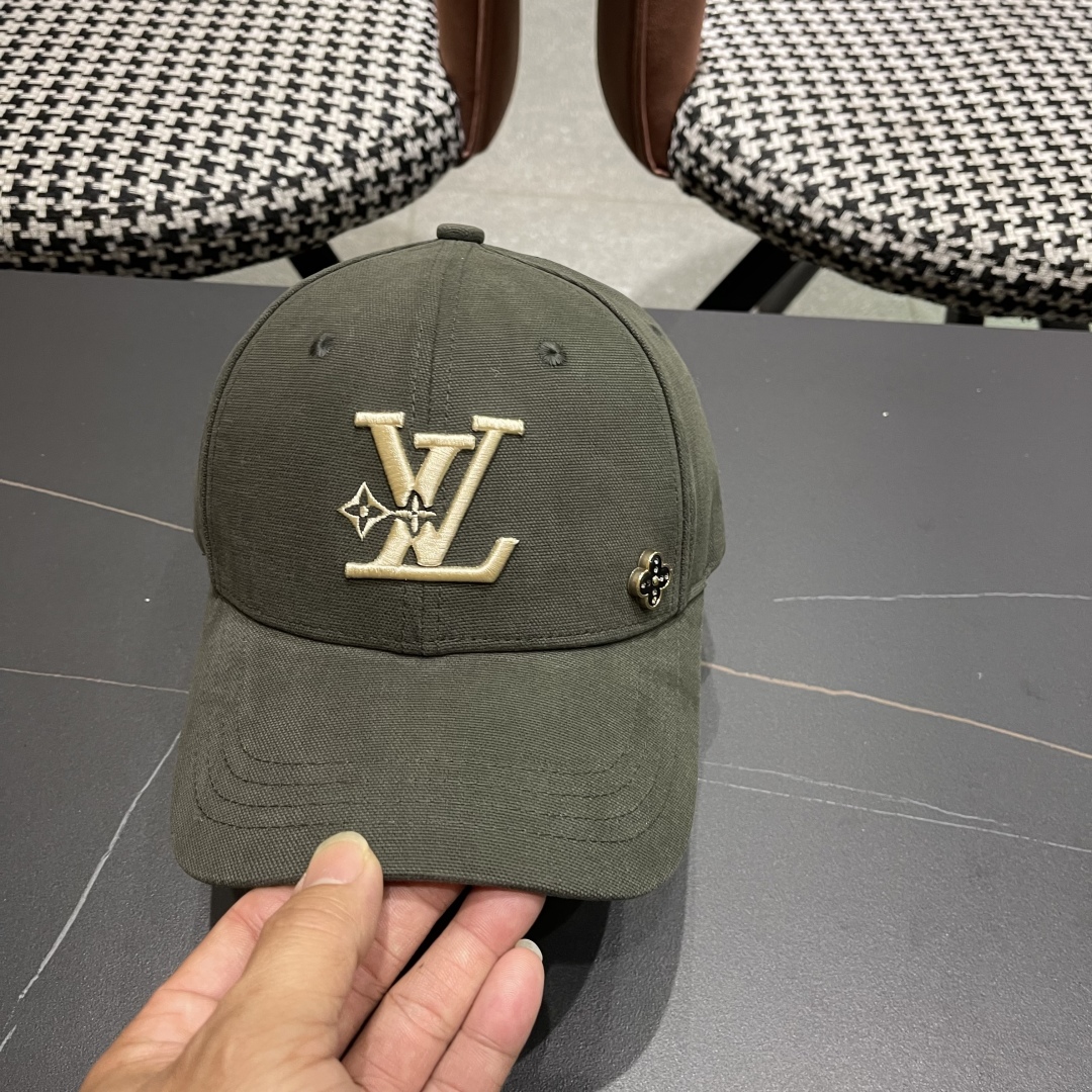  LV路易威登新款棒球帽风街头风十足
更符合现在时尚小哥哥小姐姐的style，