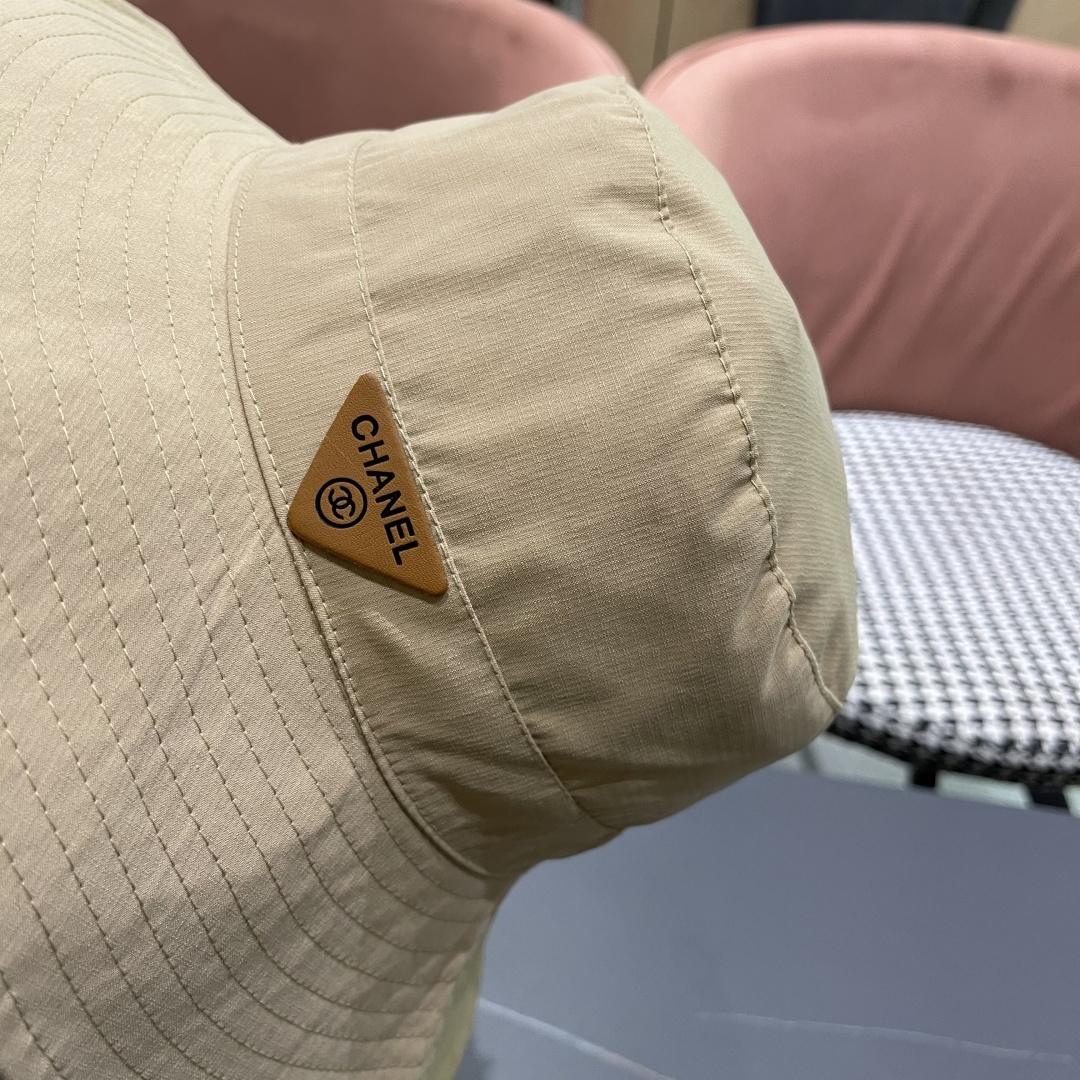  Chanel香奈儿中性款洋气百搭休闲双面渔夫帽子男女通用透气大头适
合户外防晒帽盆帽