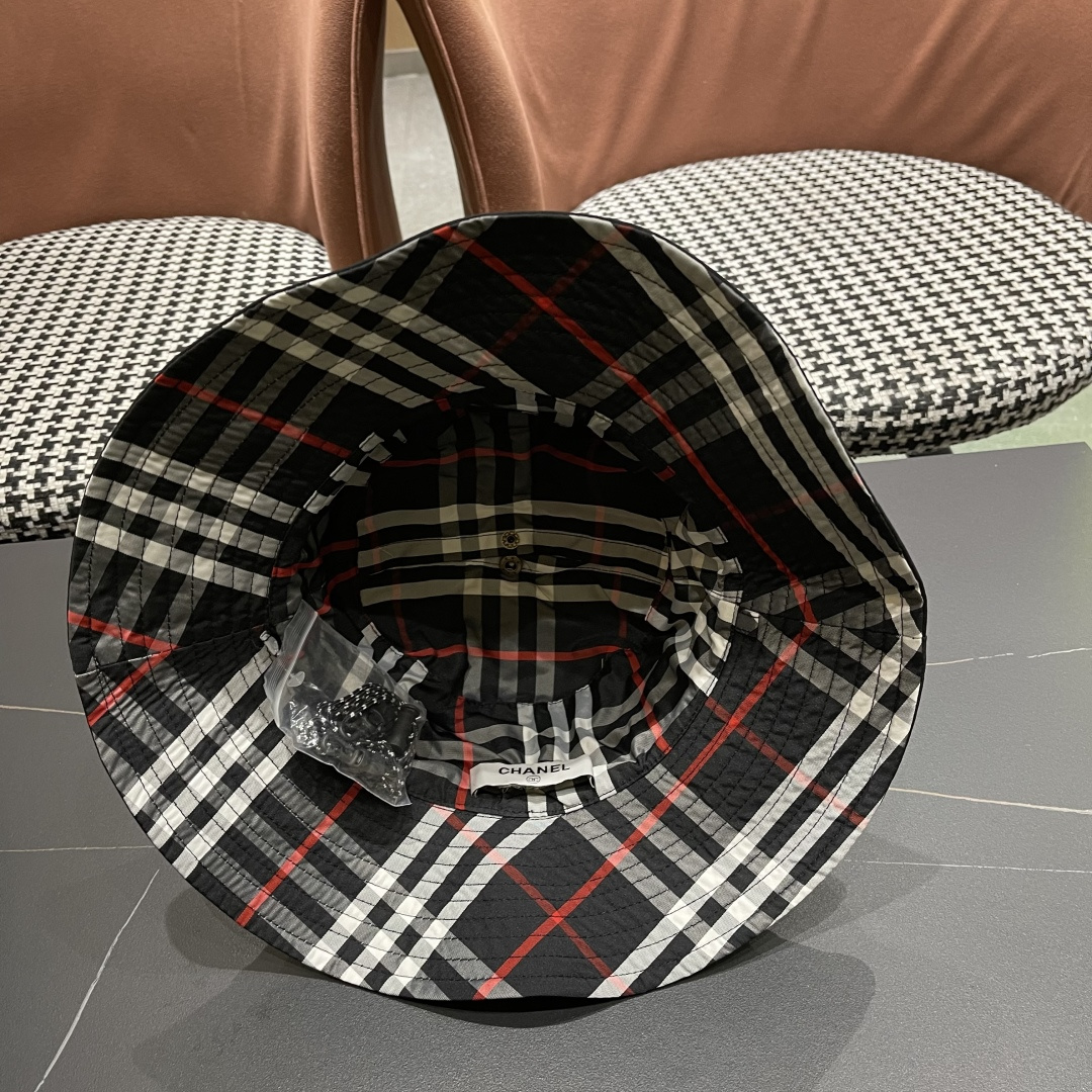  Chanel香奈儿中性款洋气百搭休闲双面渔夫帽子男女通用透气大头适
合户外防晒帽盆帽