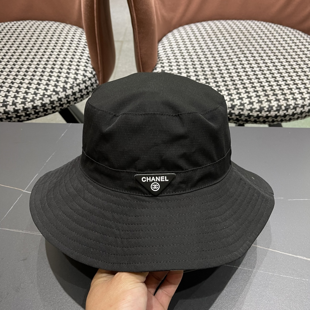  Chanel香奈儿中性款洋气百搭休闲双面渔夫帽子男女通用透气大头适
合户外防晒帽盆帽