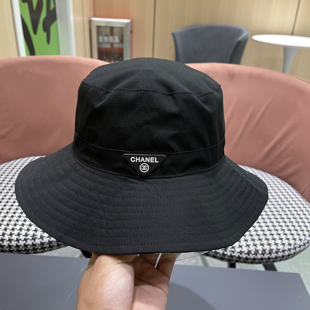  Chanel香奈儿中性款洋气百搭休闲双面渔夫帽子男女通用透气大头适
合户外防晒帽盆帽
