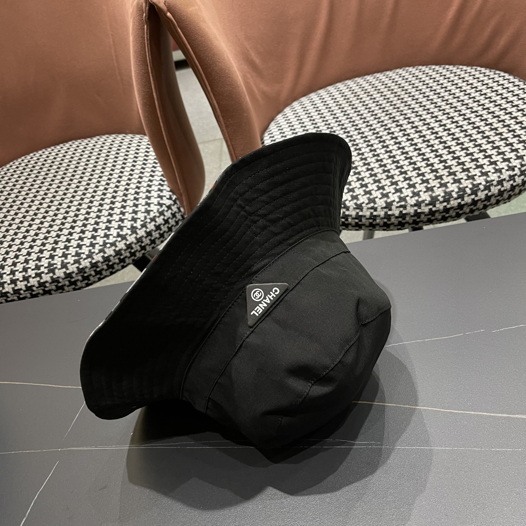  Chanel香奈儿中性款洋气百搭休闲双面渔夫帽子男女通用透气大头适
合户外防晒帽盆帽