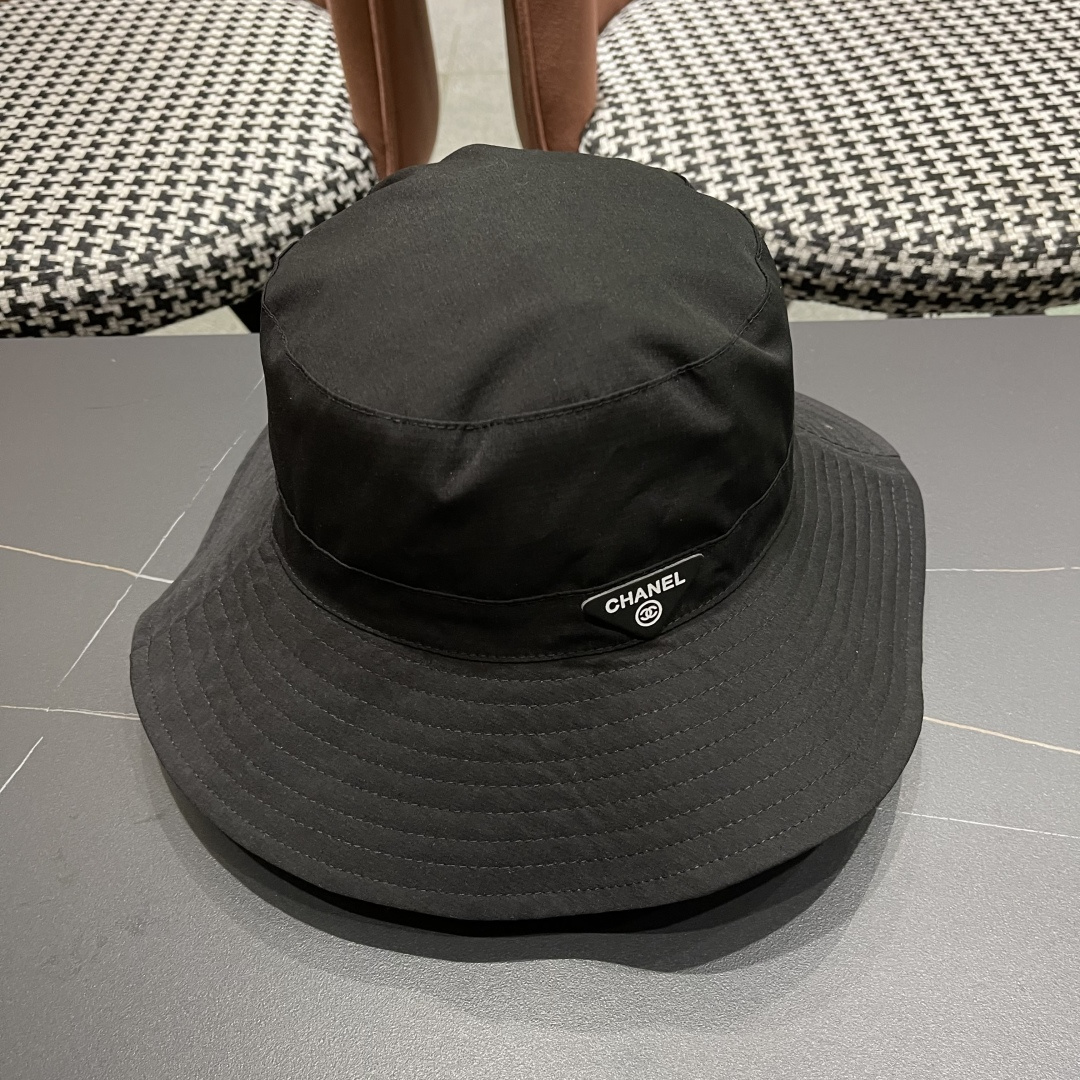  Chanel香奈儿中性款洋气百搭休闲双面渔夫帽子男女通用透气大头适
合户外防晒帽盆帽