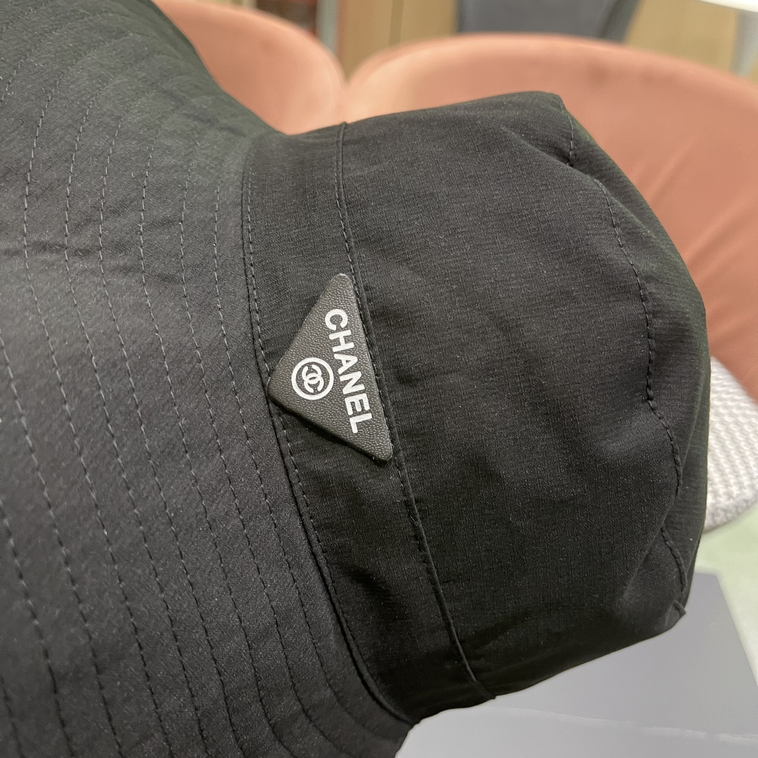  Chanel香奈儿中性款洋气百搭休闲双面渔夫帽子男女通用透气大头适
合户外防晒帽盆帽