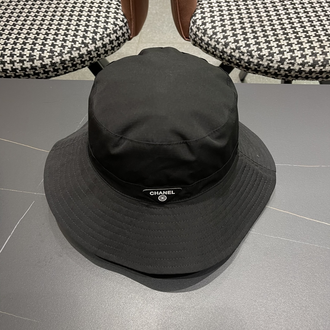  Chanel香奈儿中性款洋气百搭休闲双面渔夫帽子男女通用透气大头适
合户外防晒帽盆帽
