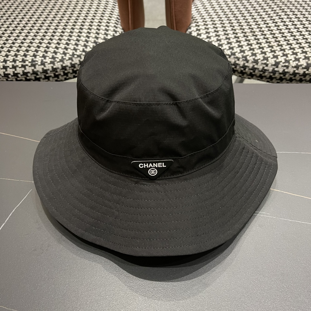  Chanel香奈儿中性款洋气百搭休闲双面渔夫帽子男女通用透气大头适
合户外防晒帽盆帽