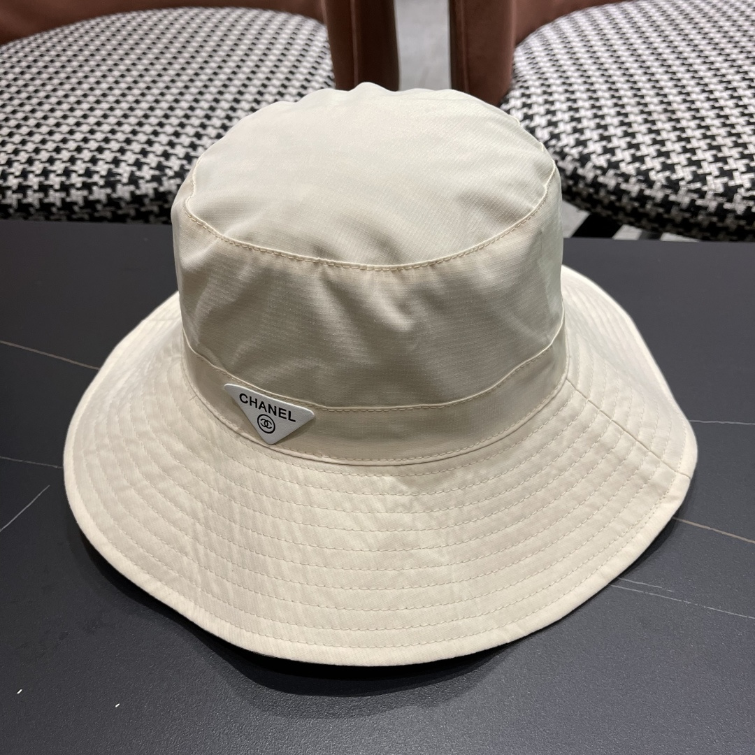  Chanel香奈儿中性款洋气百搭休闲双面渔夫帽子男女通用透气大头适
合户外防晒帽盆帽