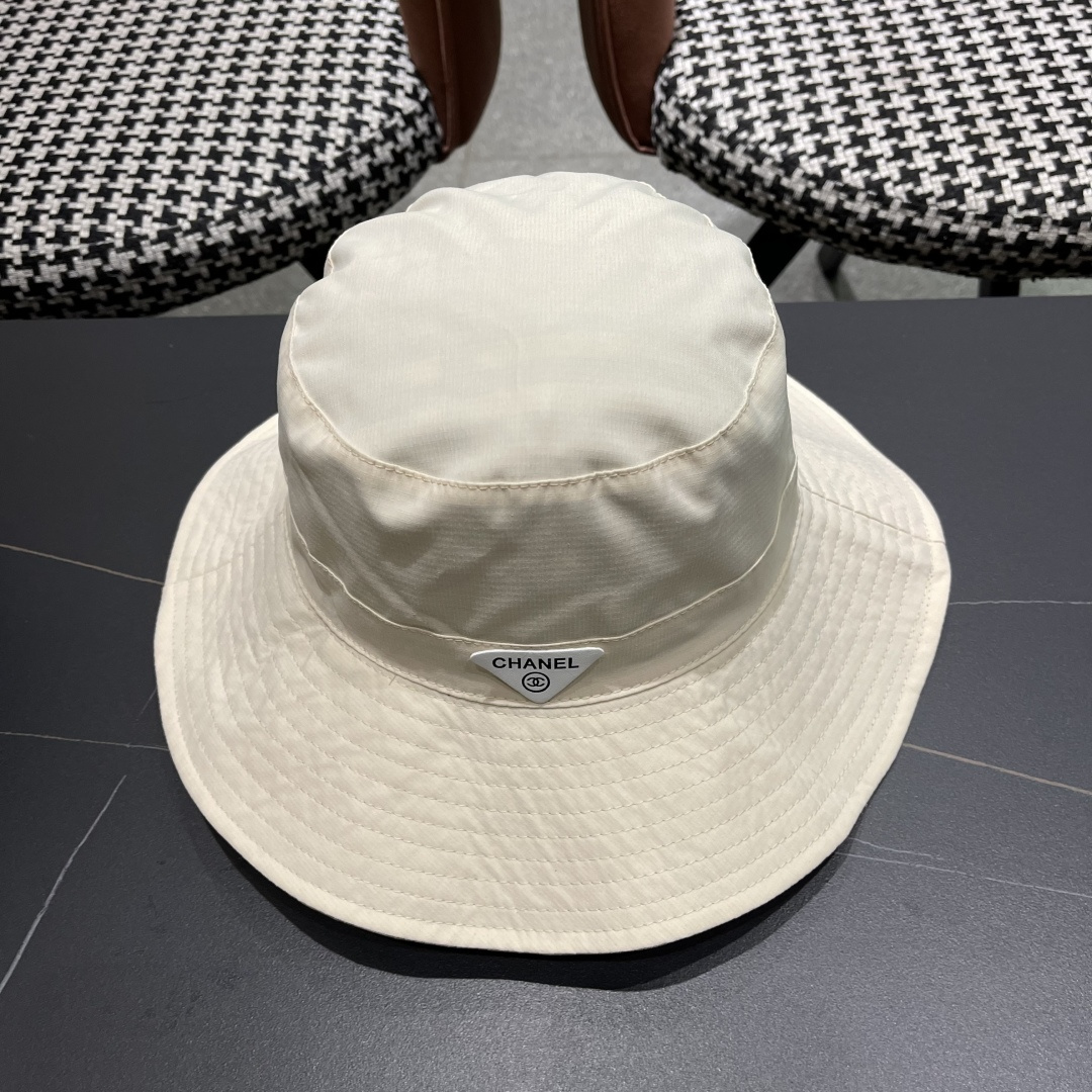  Chanel香奈儿中性款洋气百搭休闲双面渔夫帽子男女通用透气大头适
合户外防晒帽盆帽