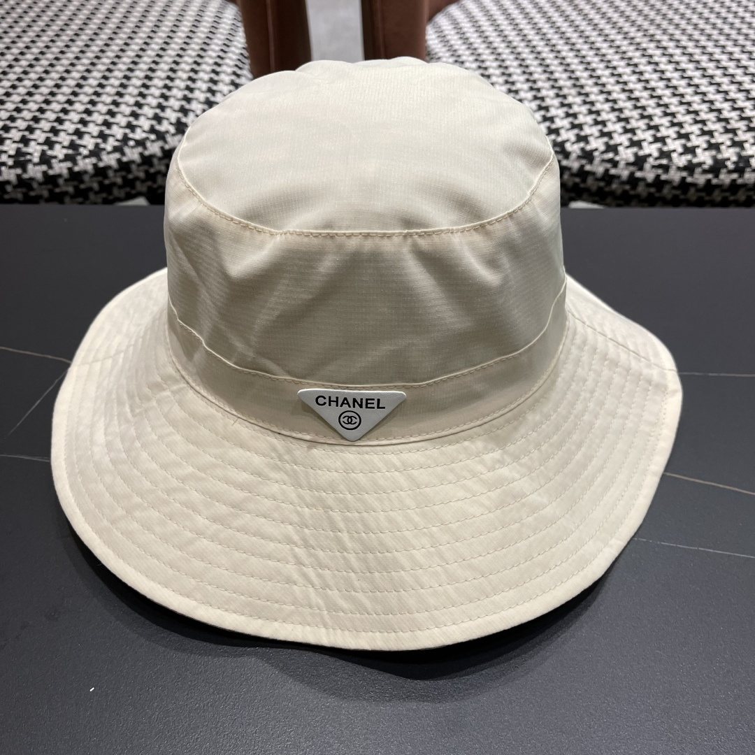  Chanel香奈儿中性款洋气百搭休闲双面渔夫帽子男女通用透气大头适
合户外防晒帽盆帽