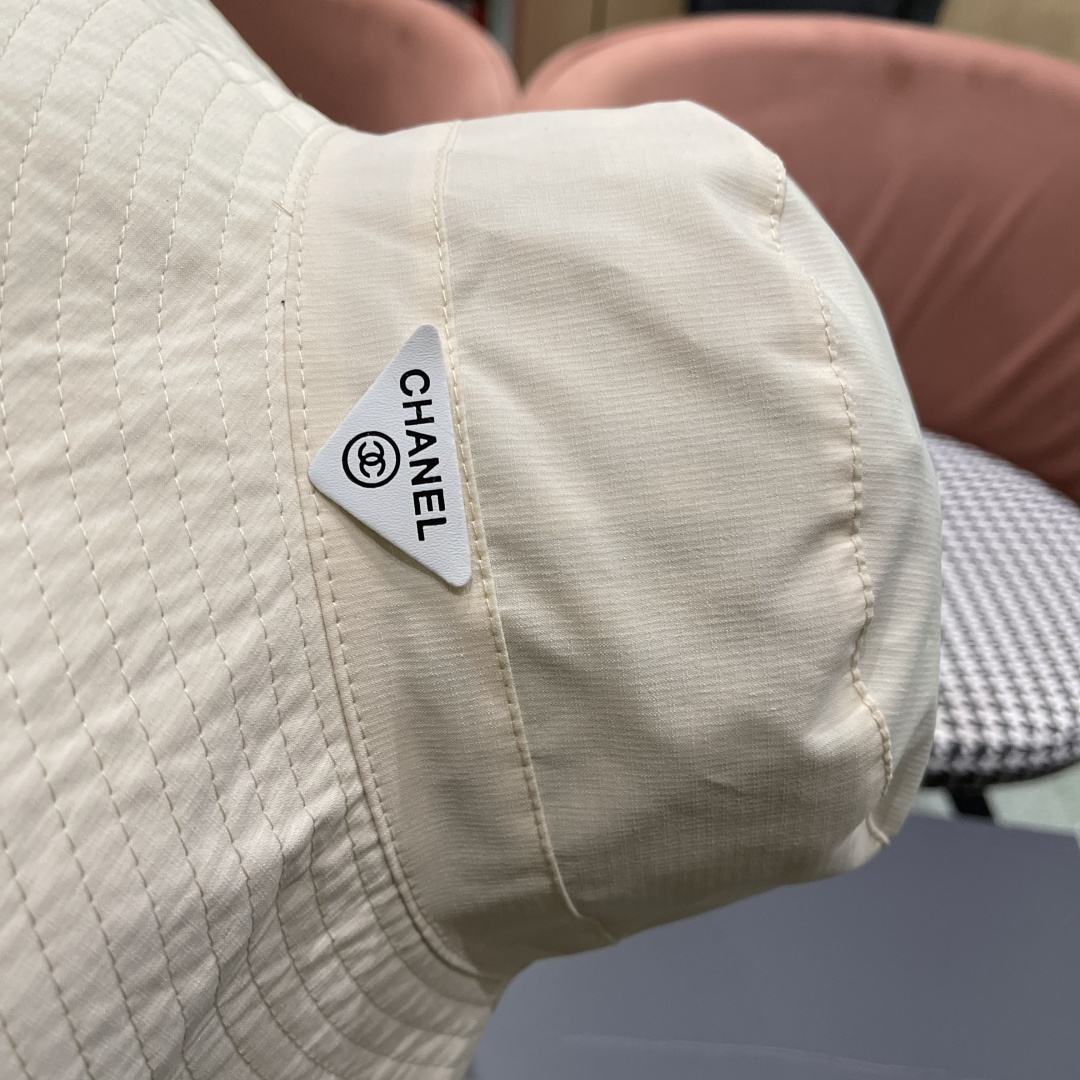  Chanel香奈儿中性款洋气百搭休闲双面渔夫帽子男女通用透气大头适
合户外防晒帽盆帽