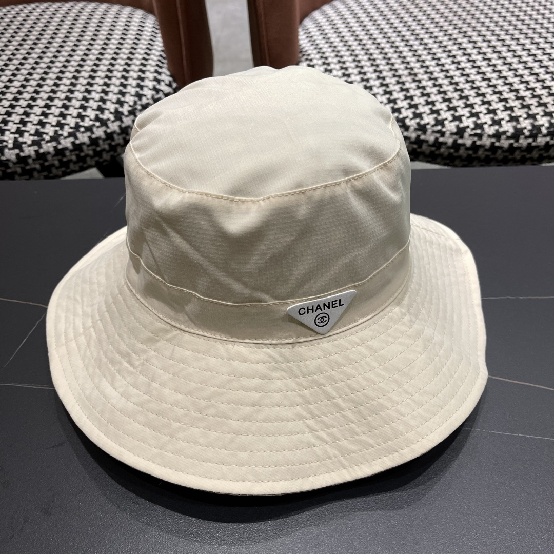  Chanel香奈儿中性款洋气百搭休闲双面渔夫帽子男女通用透气大头适
合户外防晒帽盆帽