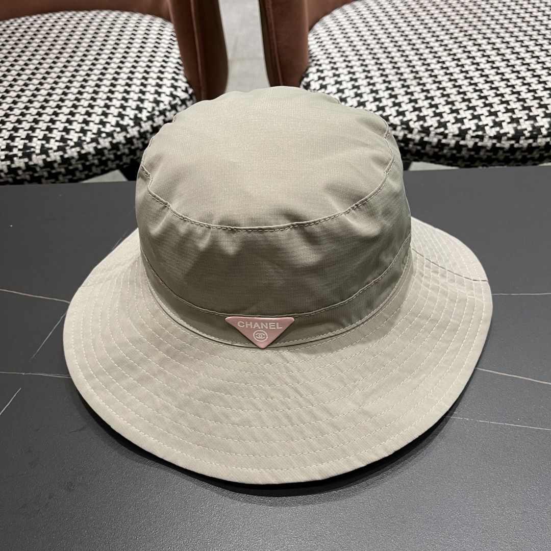  Chanel香奈儿中性款洋气百搭休闲双面渔夫帽子男女通用透气大头适
合户外防晒帽盆帽