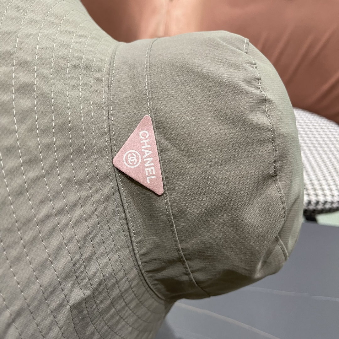  Chanel香奈儿中性款洋气百搭休闲双面渔夫帽子男女通用透气大头适
合户外防晒帽盆帽