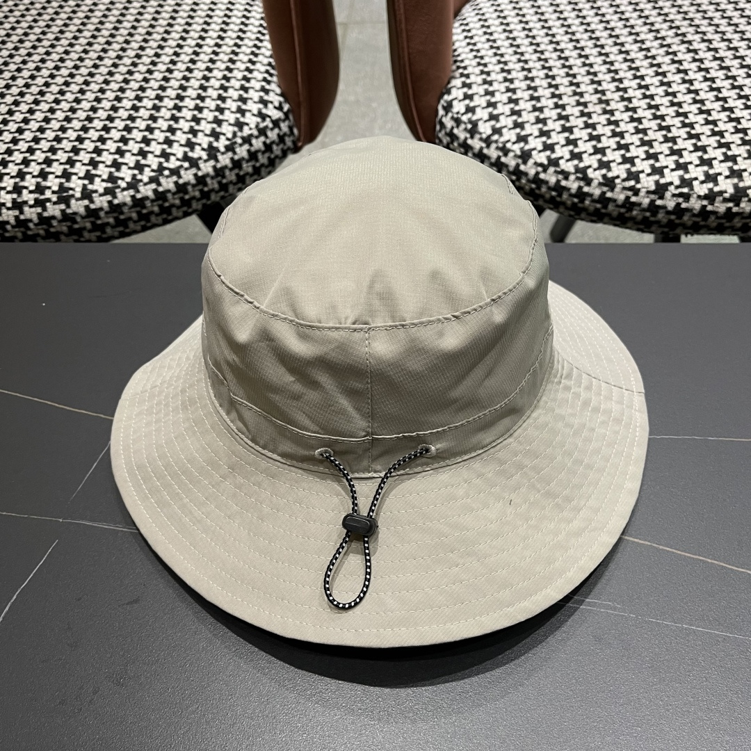 Chanel香奈儿中性款洋气百搭休闲双面渔夫帽子男女通用透气大头适
合户外防晒帽盆帽