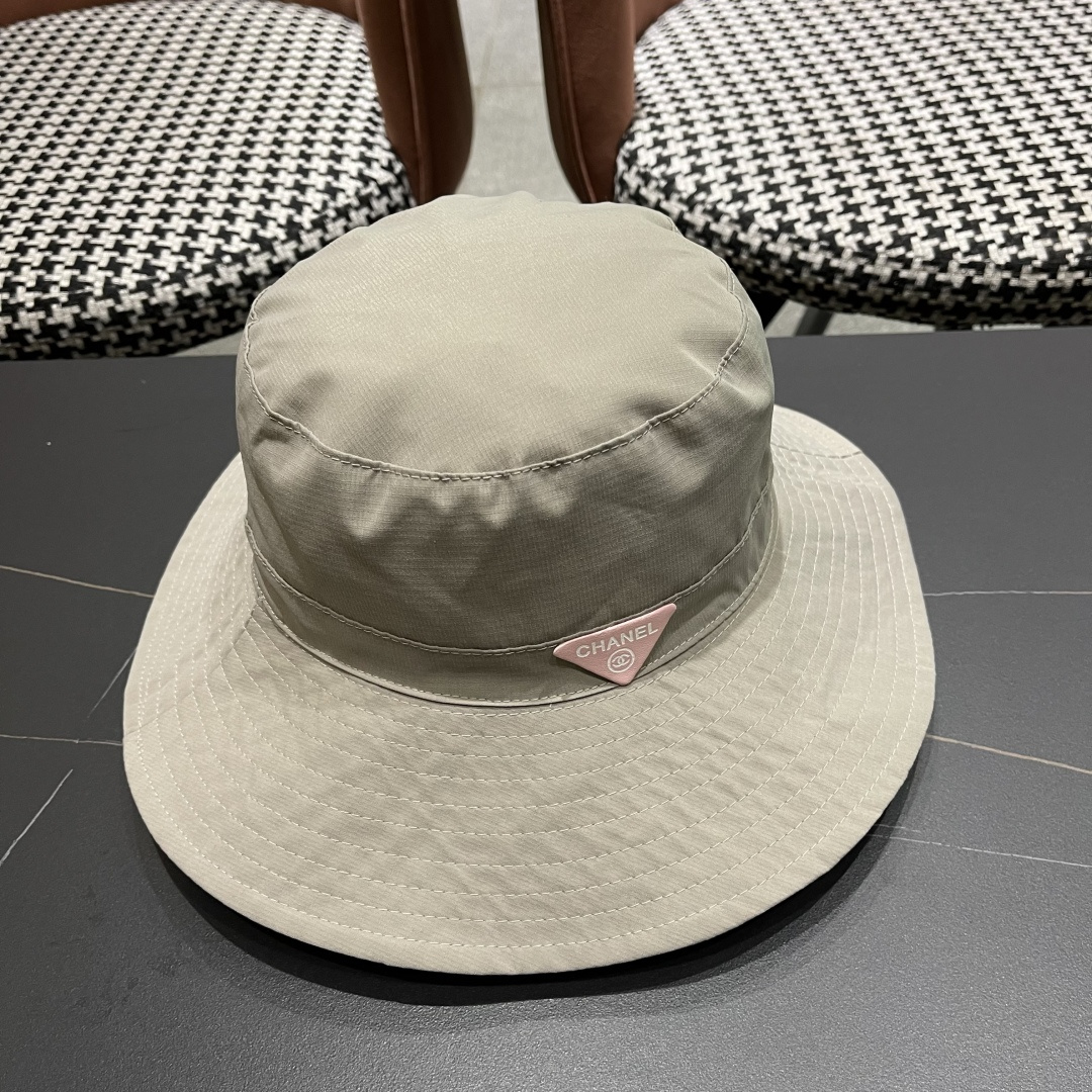  Chanel香奈儿中性款洋气百搭休闲双面渔夫帽子男女通用透气大头适
合户外防晒帽盆帽